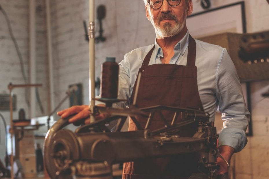 Näyttötutkintomestari kuvattuna työhuoneessa