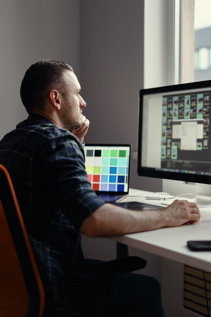 Mies tekee etätöitä