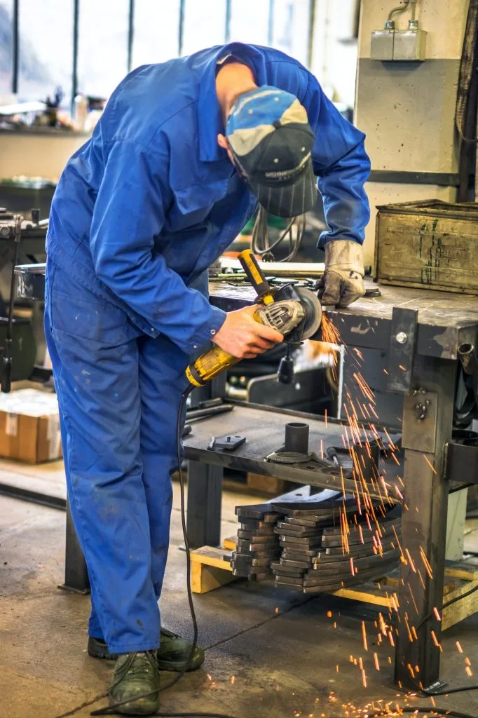 Metallityöläinen ja hiomakone